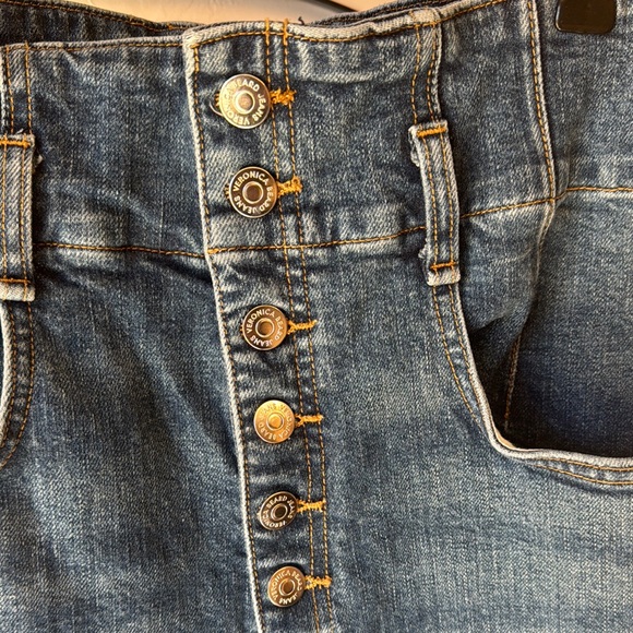 Stylish Blue Wide-Leg Jeans with Button Detail - Picture 4 of 8